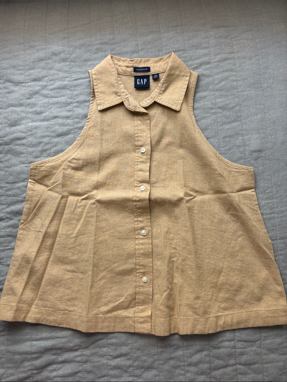 GAP Petite Sleeveless Button-Front Blouse in Light Tan